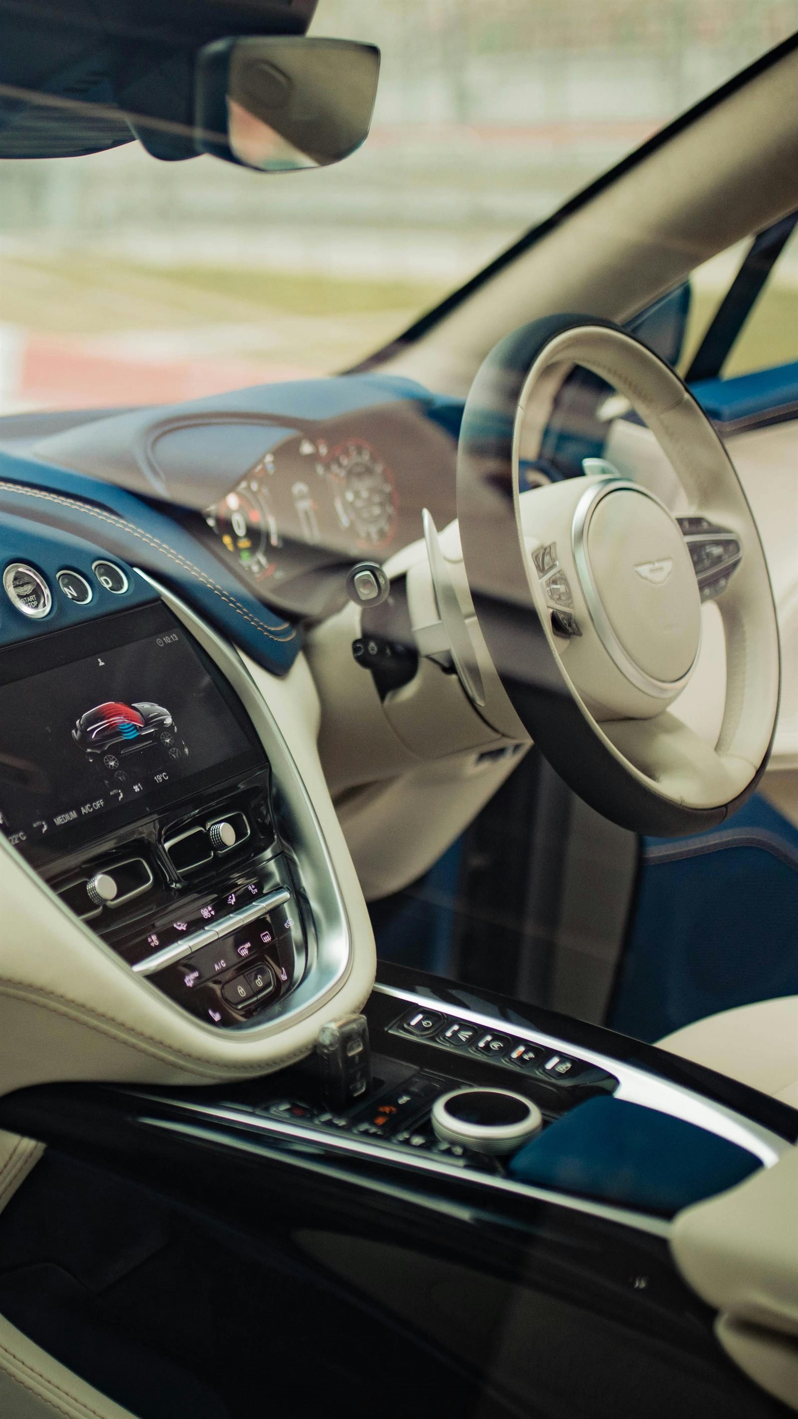 Interieur de voiture vu depuis la banquette